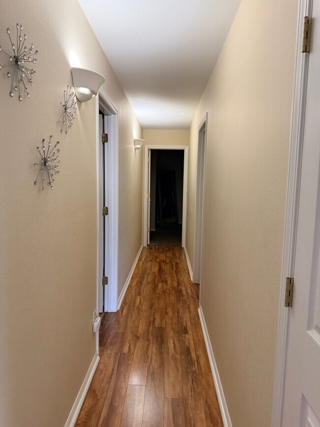 Building Photo - 893 Forest Glen Drive
