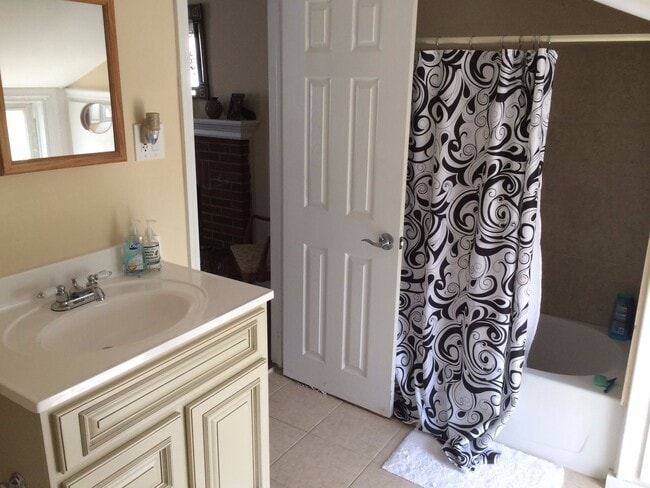 Building Photo - Updated 3bed / 3bath farmhouse.  Nice Location.