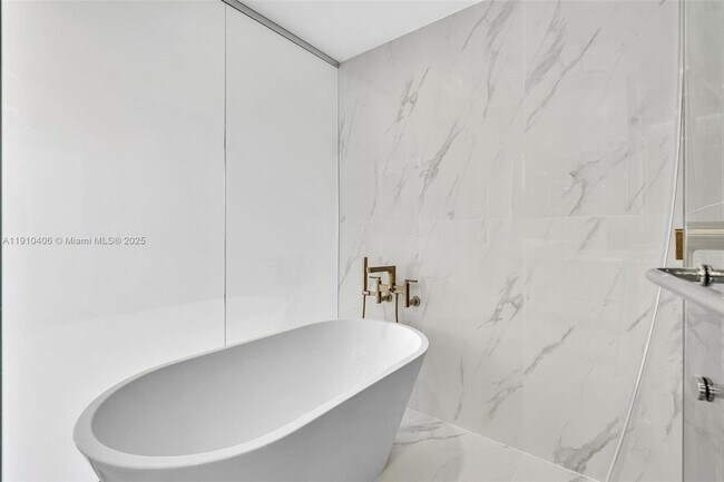 Building Photo - 700 NE 24th St