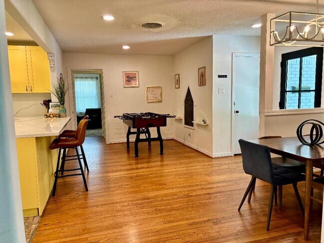 Building Photo - 2306 Hialeah Dr