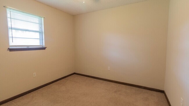 Building Photo - 613-615 Pear Tree Circle