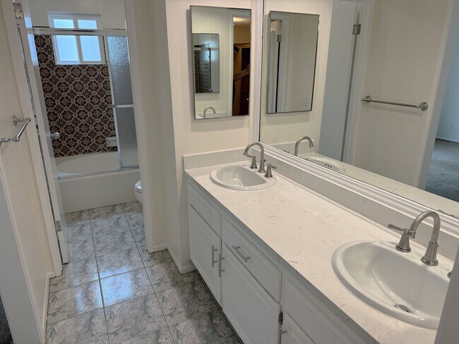 Building Photo - 2 + 2.5 Santa Monica Condo townhouse