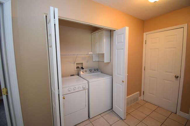 Building Photo - Amazing 3 Bedroom 2.5 Bathroom in SLC!!!