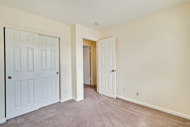 Building Photo - Introducing a Spacious 4 Bed 2.5 Bath Town...