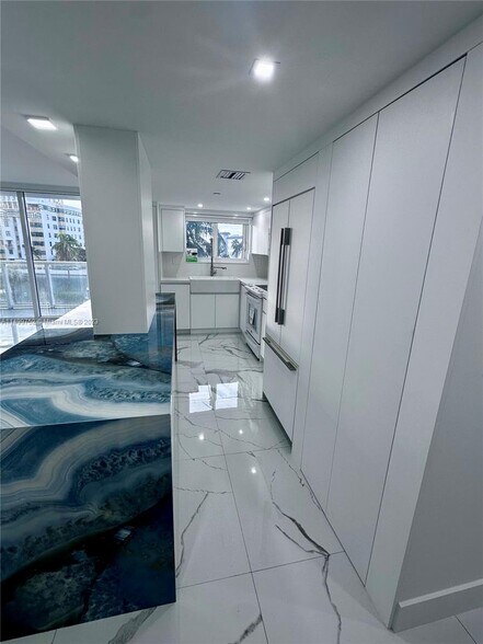 Building Photo - 2555 Collins Ave