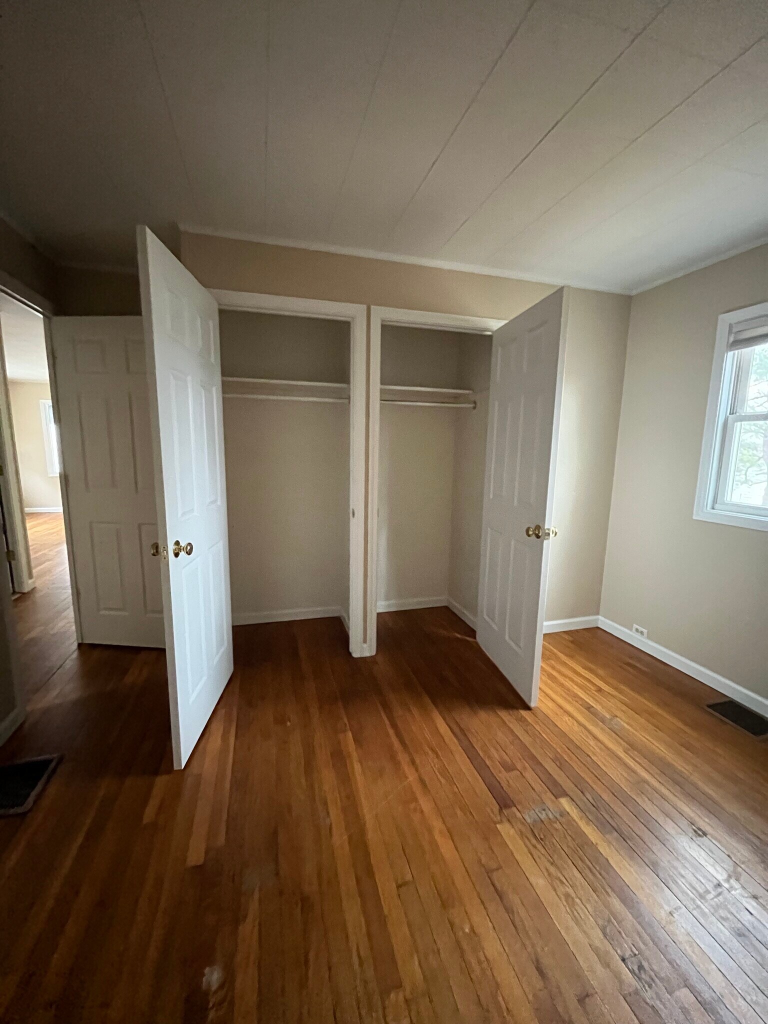 Building Photo - 2220 Roselawn Ave