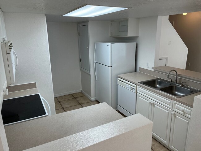 Building Photo - 409 Coconut Palm Way