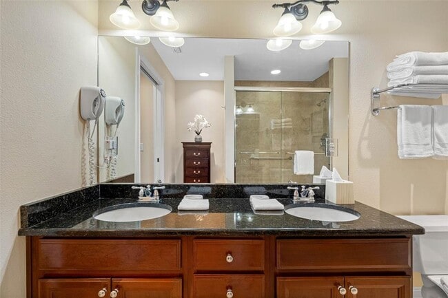 Building Photo - 13941 Clubhouse Dr