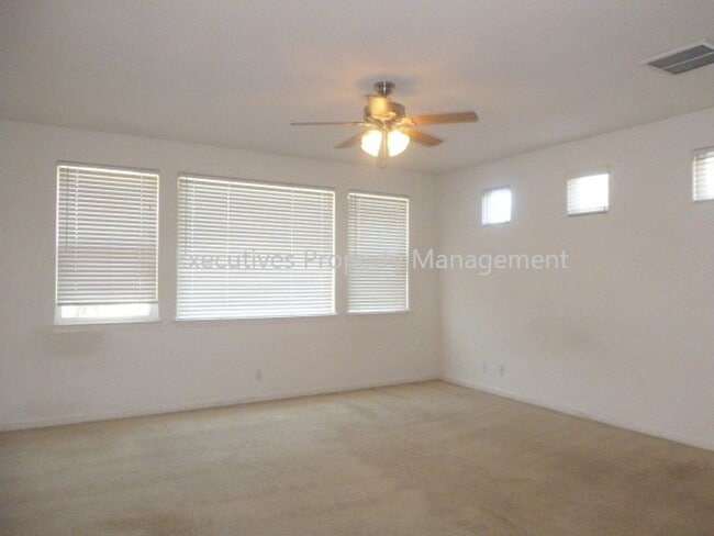 Building Photo - 717 Round Hill Dr