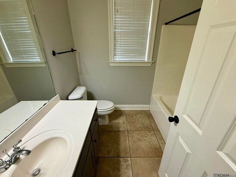 Building Photo - 10408 Springtree Ave