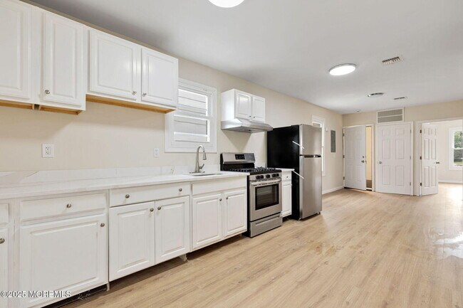 Building Photo - 216 Delaware St