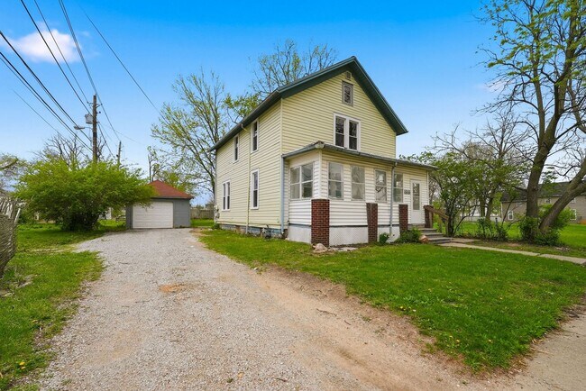 Building Photo - Charming 3BR with Garage & Updates