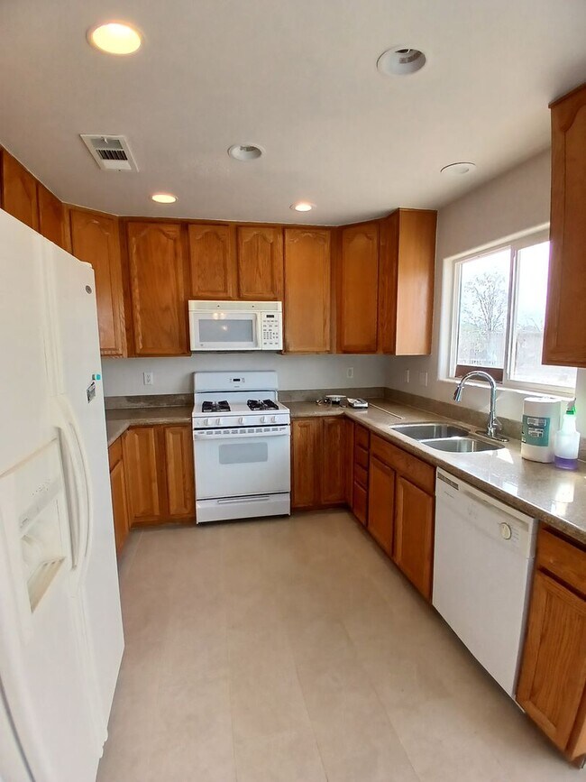 Building Photo - Charming 3-Bedroom, 2-Bath Home in Salton City