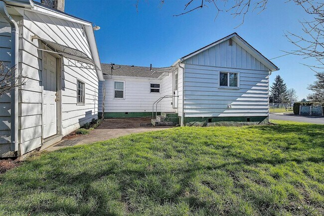 Building Photo - Charming Cornelius Home with Hardwood Floors, Detached Two-Car Garage, Expansive Outdoor Living &...