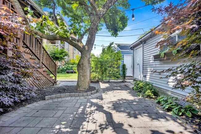 Building Photo - 2705 N Marshfield Ave