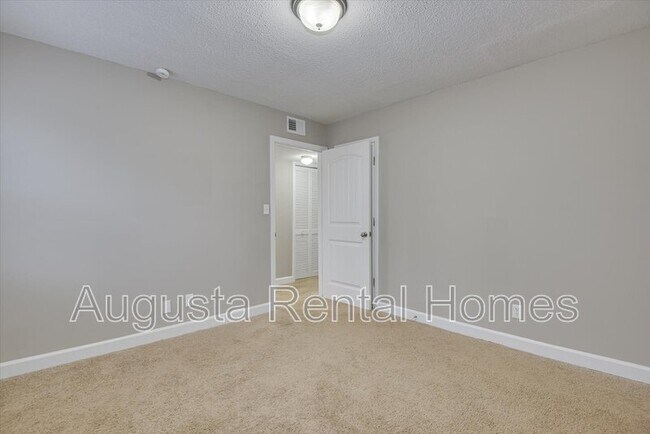 Building Photo - 2905 Arrowhead Dr