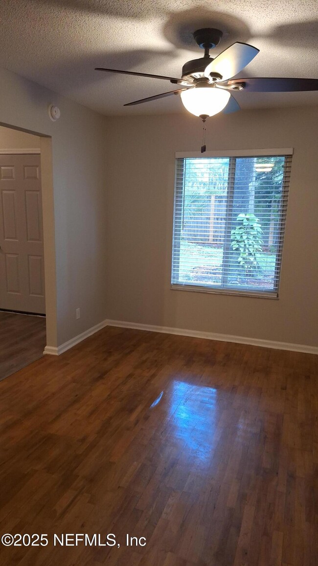 Building Photo - 10579 Castlebrook Dr