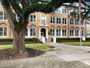 Building Photo - Gorgeous Condo in Historic Riverside