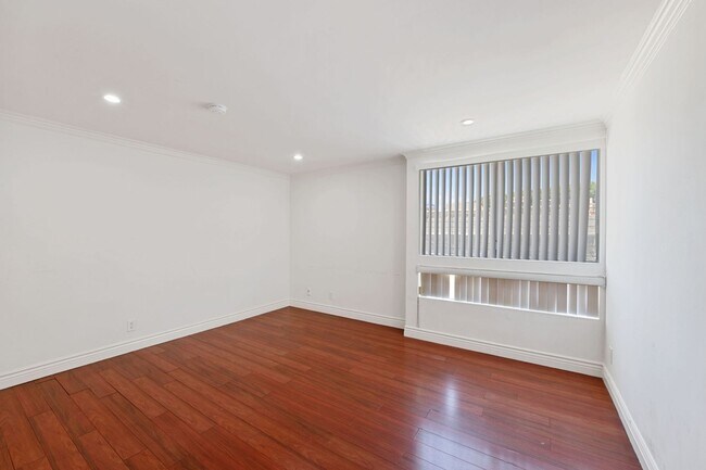 Building Photo - Spacious 2-Bed / 2-Bath Apartment in Prime Hollywood Location