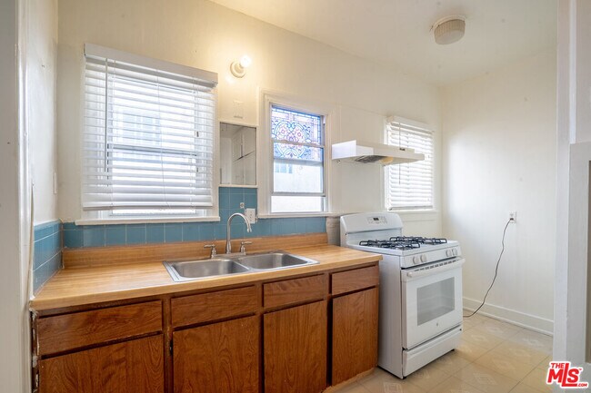 Building Photo - 162 S Berendo St