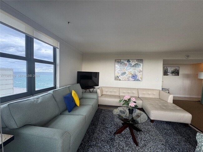 Building Photo - 2555 Collins Ave