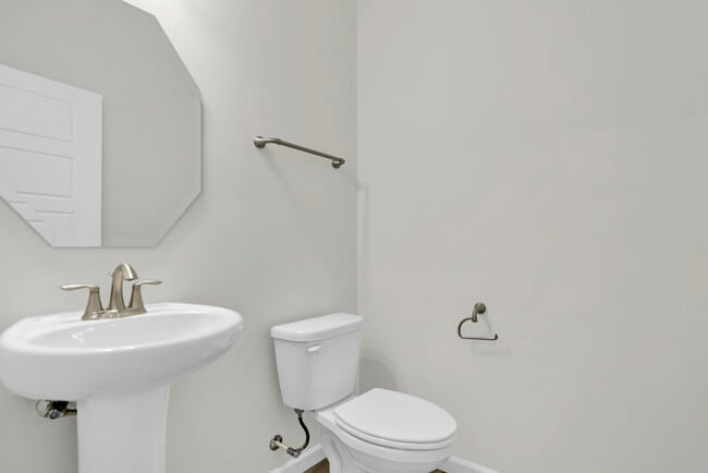 Building Photo - 668 Branson Dr