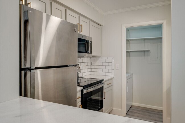 Building Photo - Beautifully renovated 1 bed, 1 bath Condo ...