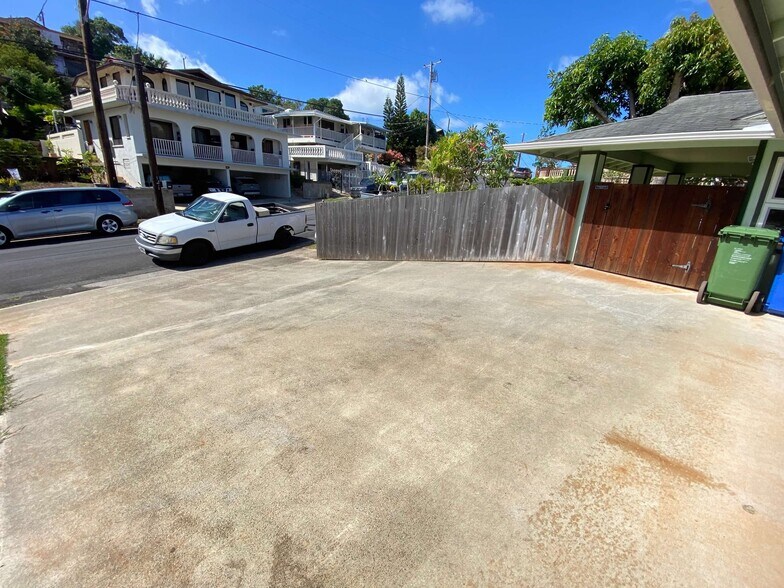 Building Photo - 1136 Makaala St