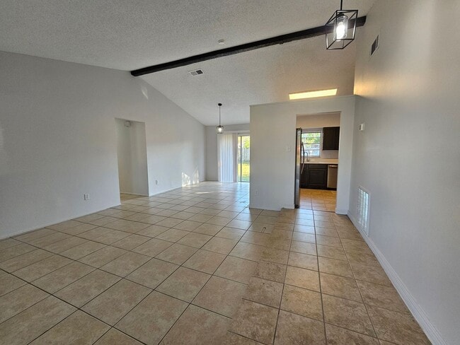 Building Photo - Freshly Renovated & Move-In Ready!! 3-bedroom, 2-bath home located in Lake Sparling Heights, Orla...