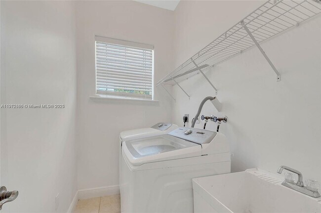 Building Photo - 17117 SW 82nd Ct