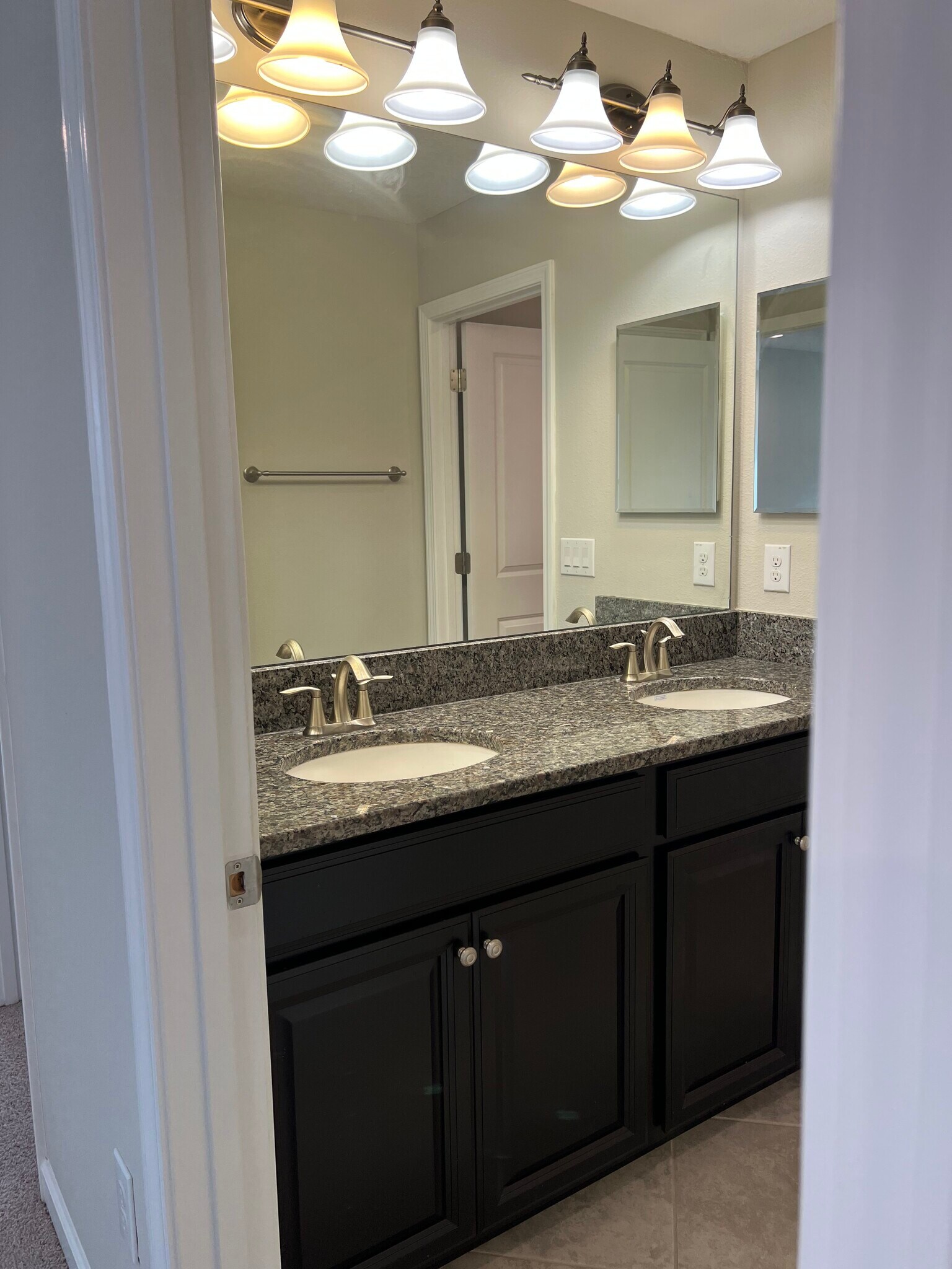 Building Photo - 923 Terra Vista St