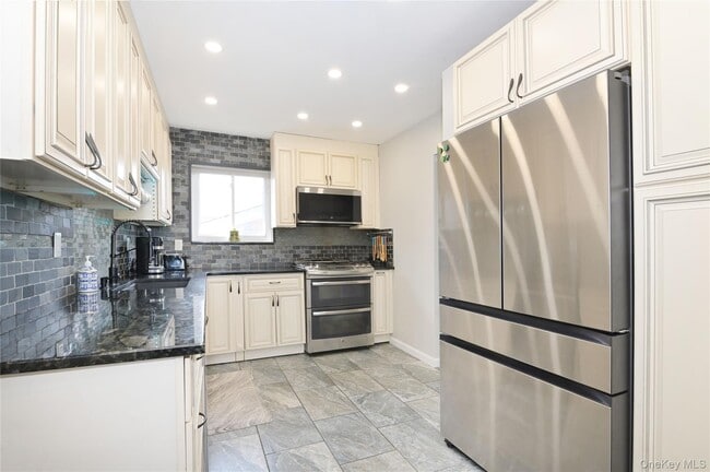 Building Photo - 3485 Riverside Dr