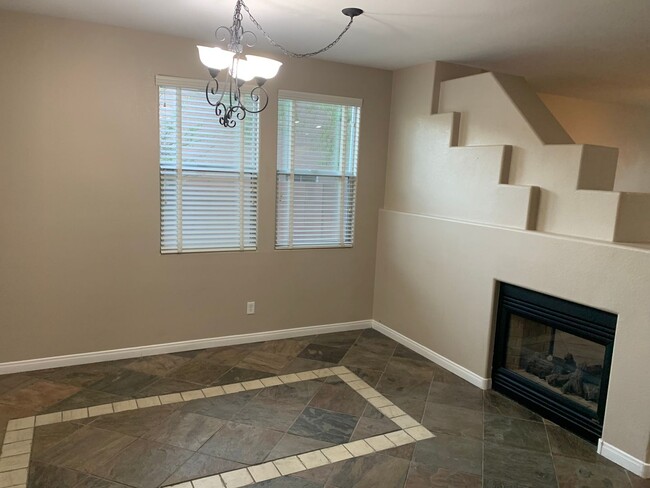 Building Photo - 5BD 3.5 BTH Two Story Home Available in Lo...