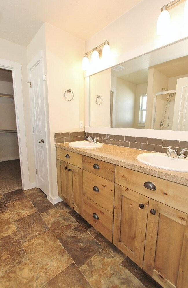 Building Photo - 4044 Queen Anne Dr
