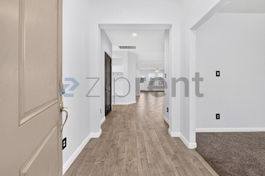 Building Photo - Unit