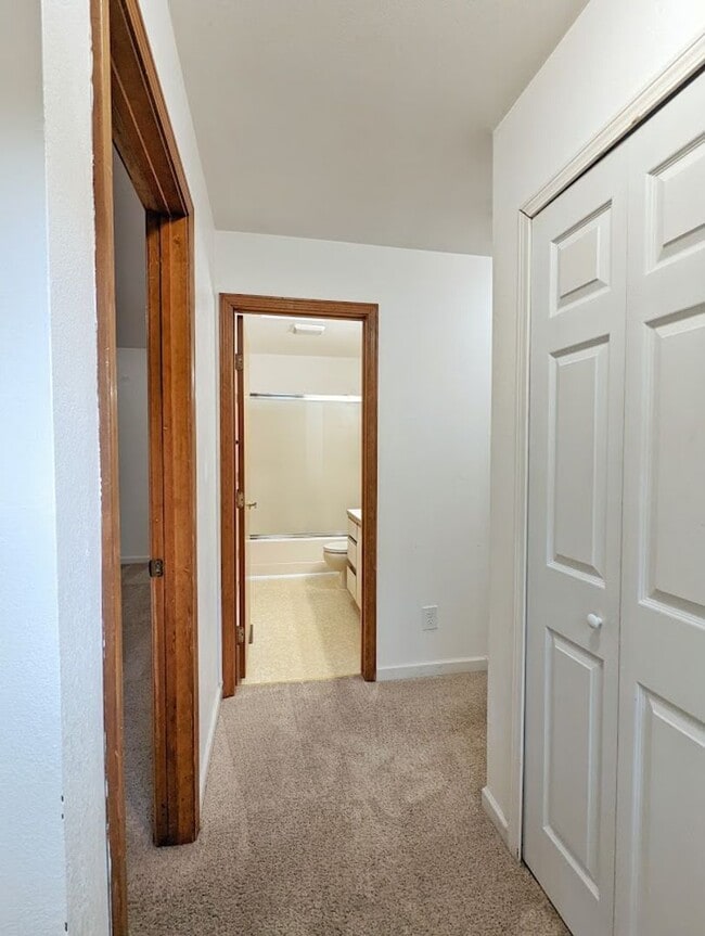 Building Photo - Backloop Sgl Fam Home, 3BD/2BA, Pet Friendly, 2 Car Garage