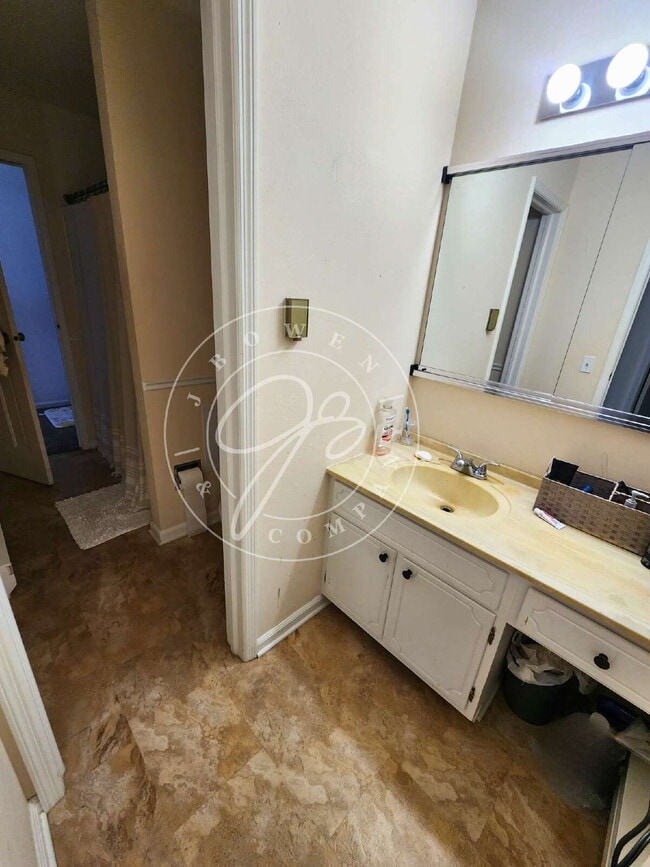 Building Photo - 1103 Maple Ct