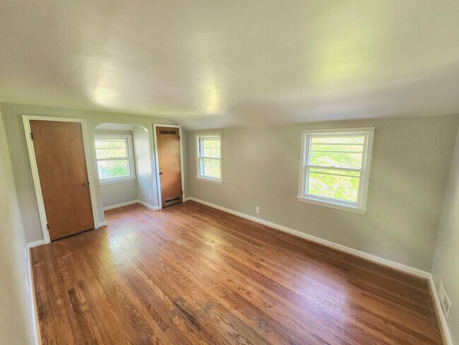 Building Photo - Spacious 4bd apt | Laundry hooks ups | Off street parking