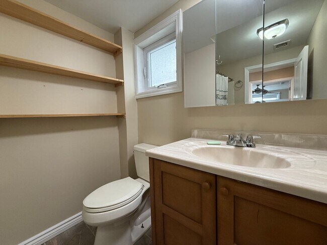 Building Photo - Mint 2 Bed/2 Bath Single-Family Home in Howard Beach!