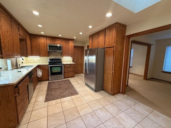 Building Photo - 1940 Ives Way Ln