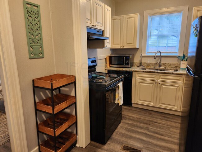 Building Photo - Cozy Apartment located near UAMS!