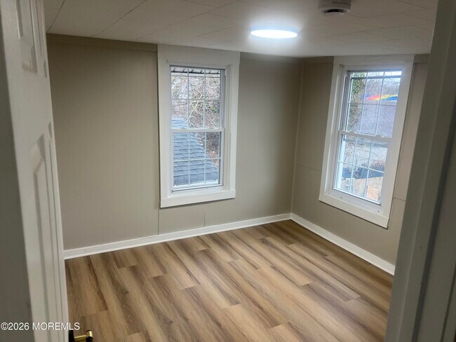 Building Photo - 133 Leonard Ave