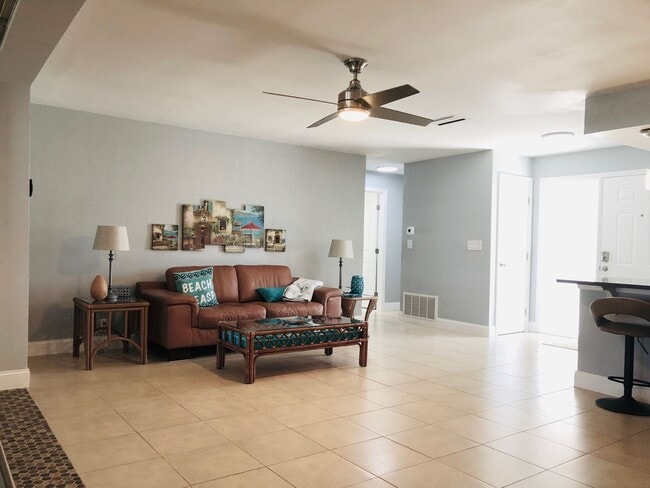 Building Photo - Experience this Short Term Furnished Off season Single Family 2/2 Pool home.