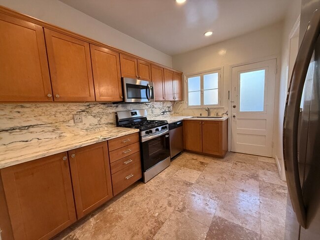 Kitchen - 1437 S Holt Ave