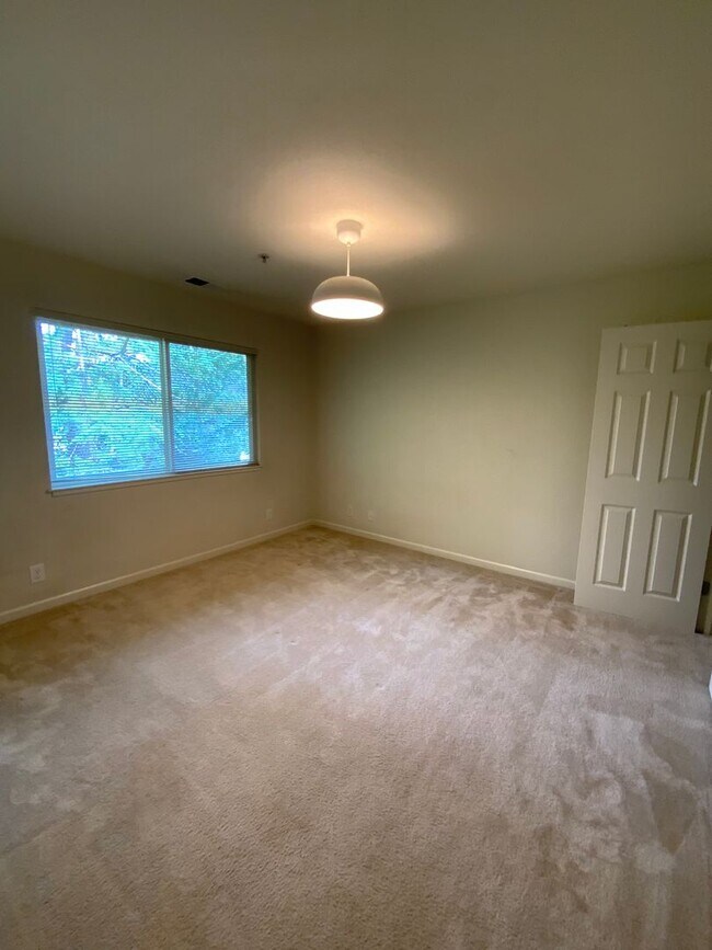 Building Photo - Spacious 2BD/2BA Apartment With Private Ba...