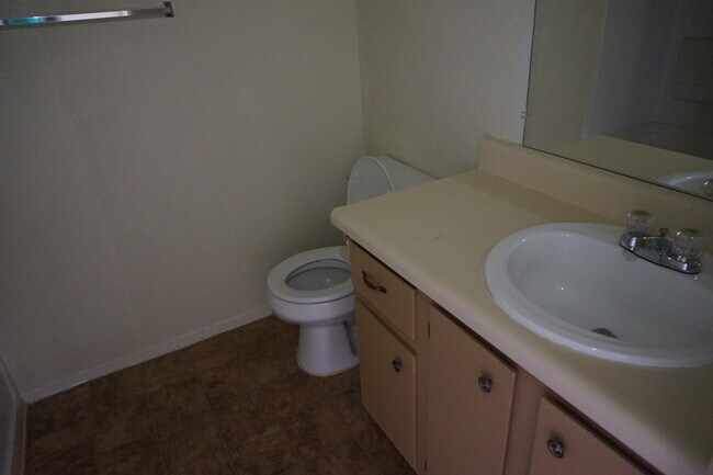 Building Photo - Charming 2 bed 1.5 bath Phoenix townhouse