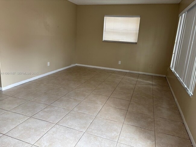 Building Photo - 6541 SW 41st Ct