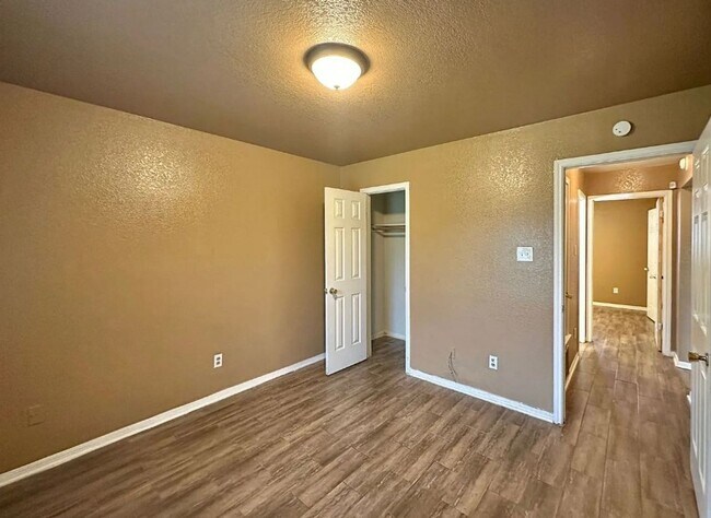 Building Photo - 3805 Sawtooth Dr