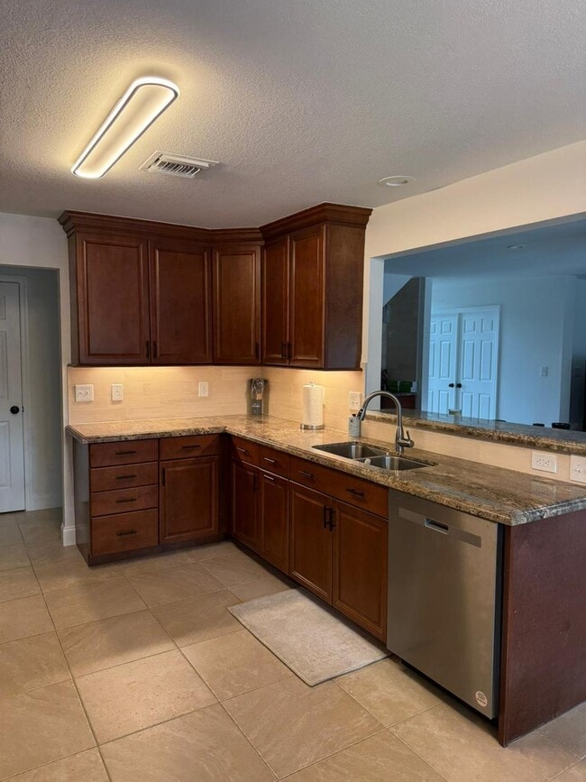 Building Photo - 2400 Seaford Dr