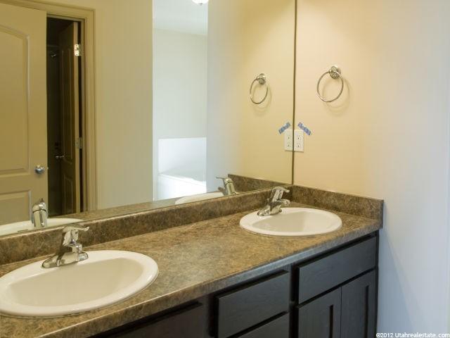 Building Photo - 4-Bedroom Herriman Townhome w/2-car Garage